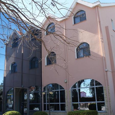 Hotel Hasmegaj Mahall' e Kryethuit Exterior photo